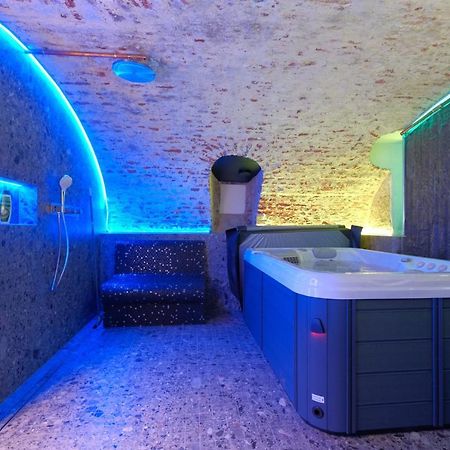 Secret Jacuzzi Mons - Parking Prive Gratuit B&B 외부 사진
